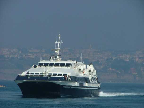 Ragazzina cade in acqua da un aliscafo, tratta in salvo da un marinaio