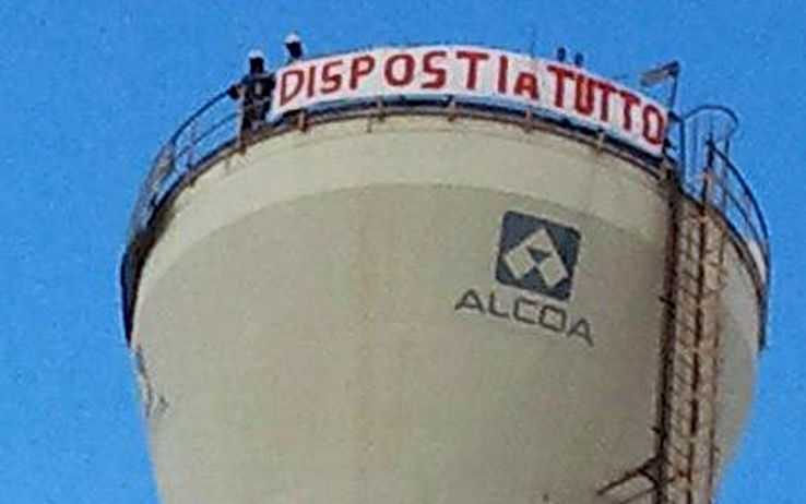 Alcoa: malessere per uno dei tre operai in protesta sul silos