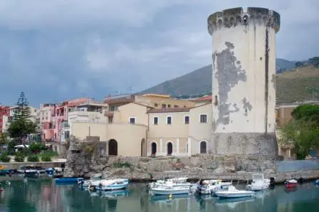 Formia: rapinano con un taglierino la Banca Popolare di Fondi