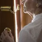 Anziana raggirata in nome di Padre Pio a Cosenza