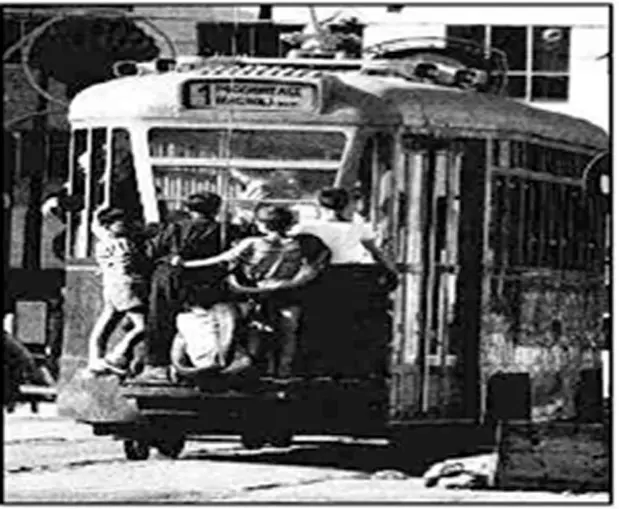 Il Bus Surfing, nuova pericolosa moda diffusa nel Regno Unito ma nata a Napoli ora sembra espandersi