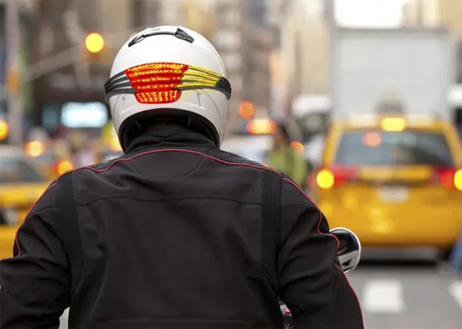 Dal Canada un ausilio per la sicurezza stradale. Il casco per moto con luci