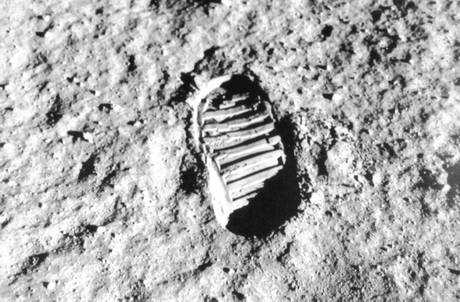 Addio a Neil Armstrong, primo uomo a posare piede sulla luna