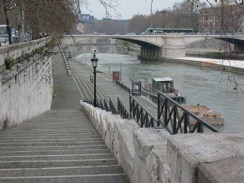 Ponte Garibaldi: tenta il suicidio il fidanzato della ragazza morta ieri