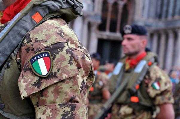 Esercito italiano: mai più militari con piercing e tatuaggi visibili
