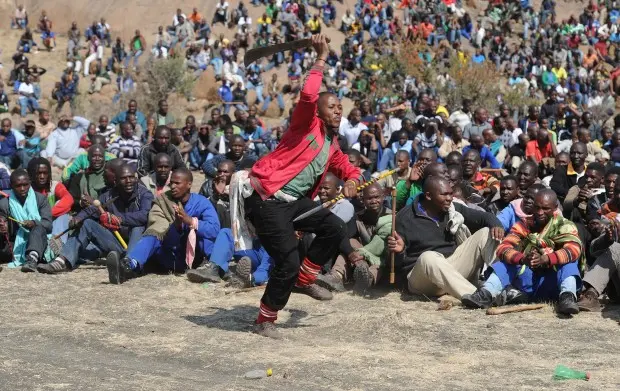 Sudafrica, polizia spara su lavoratori in sciopero. Almeno 18 le vittime