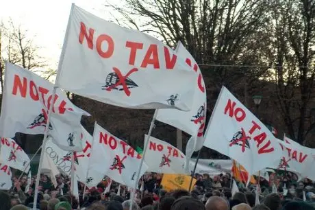 Manifestanti No Tav all'attacco, lancio di petardi e sassi contro gli agenti