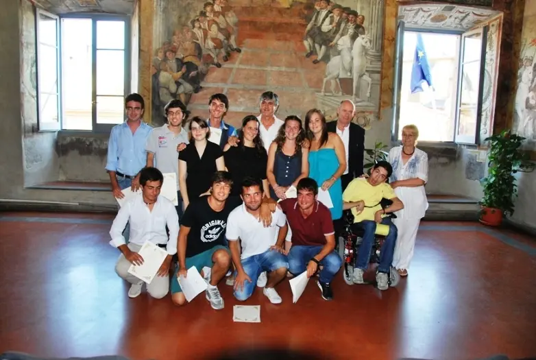 Consegnati gli assegni di studio ai neodiplomati con 100