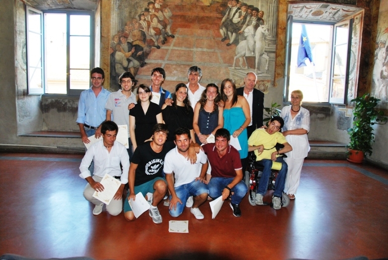 Consegnati gli assegni di studio ai neodiplomati con 100