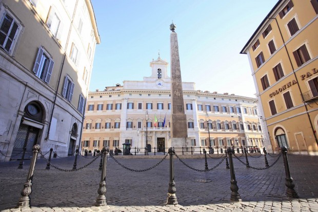 Uomo si dà fuoco a Montecitorio, condizioni gravissime