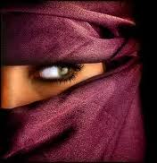 Padre picchia la figlia perché ha detto no al velo e al matrimonio combinato