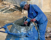 Immigrazione, uno straniero guadagna 316 euro in meno di un italiano