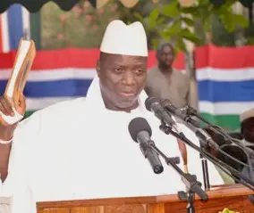 Ergastolo per una scritta sulla maglietta. Accade in Gambia.