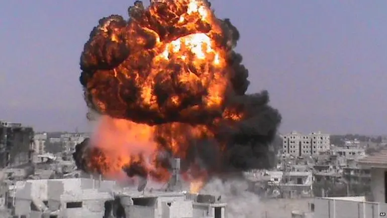 Siria, offensiva del regime su Aleppo. La città brucia
