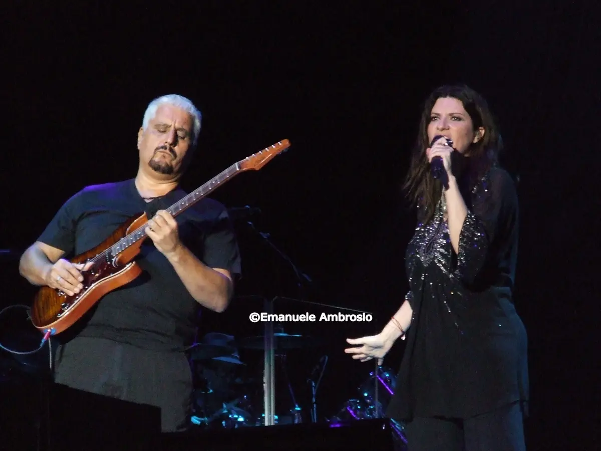 Laura Pausini conquista Napoli e duetta con Pino Daniele