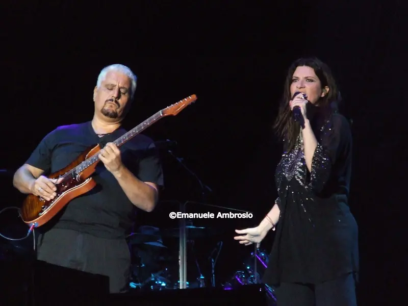 Laura Pausini conquista Napoli e duetta con Pino Daniele