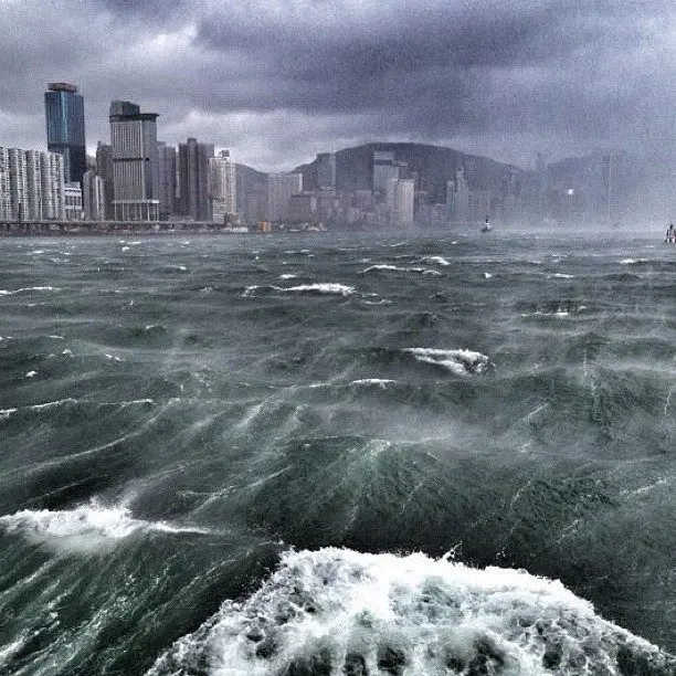 Cina, emergenza maltempo: violento ciclone si abbatte su Hong Kong