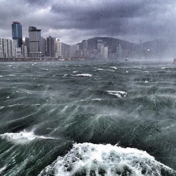 Cina, emergenza maltempo: violento ciclone si abbatte su Hong Kong