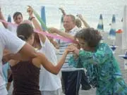 Ragi.onlus: Amorosi Sensi "danzare" a piedi nudi sulla spiaggia