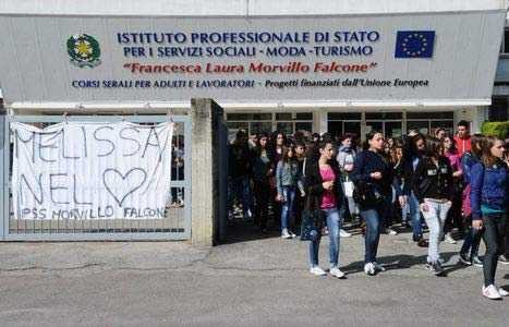 Brindisi: sconosciuto lancia sassi contro finestre della scuola Morvillo-Falcone