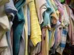 In aumento i furti di vestiti usati nei cassonetti per la raccolta vestiti