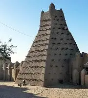 Stanno distruggendo in queste ore i sedici mausolei di fango di Timbuctù