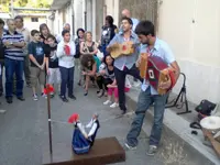 Uno spettacolo popolare antichissimo portato in giro da Alessio Bressi: i "Burattini da gamba".
