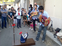 Uno spettacolo popolare antichissimo portato in giro da Alessio Bressi: i "Burattini da gamba".