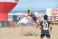 Beach Soccer: Lignano Sabbiadoro esalta la Colosseum sola in testa nel girone B della Serie A Enel