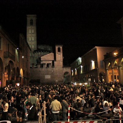 Bologna, Piazza Verdi tra movida e maximulte