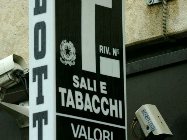 Monza, rapina in una tabaccheria. Ferito il proprietario