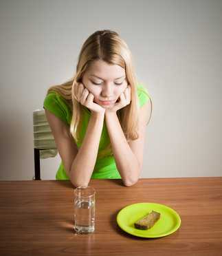 Inghilterra: disposta l'alimentazione forzata per una giovane donna anoressica