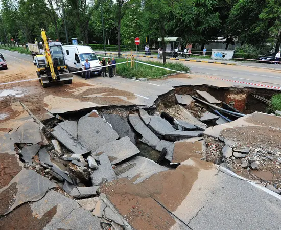 Frana l'asfalto in strada del Drosso