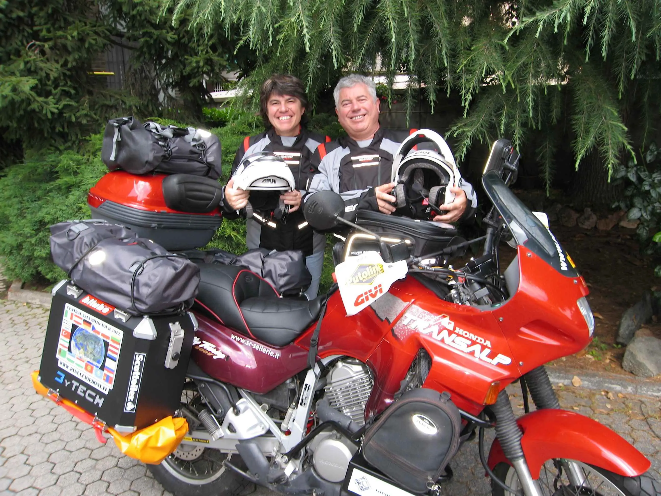 STORIE GIVI "ON THE ROAD": 2 coppie, 2 moto, 90 giorni, 28.000 km 7 fusi orari, 18 nazioni