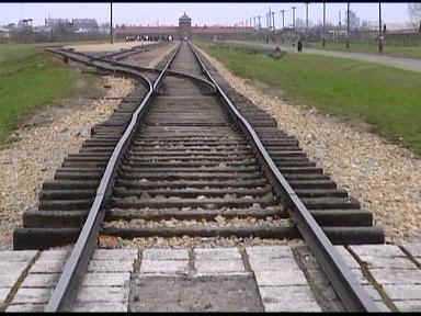 Muore per attraversare i binari della ferrovia