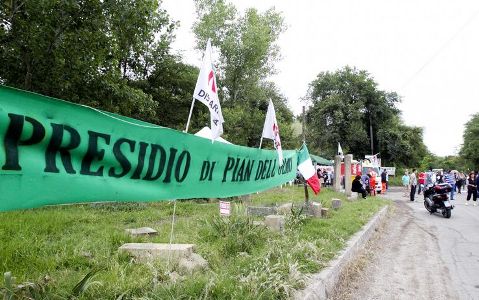Roma, notte di protesta contro la discarica