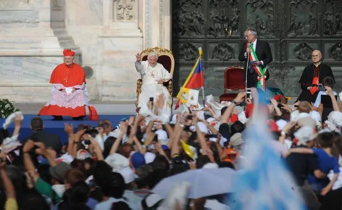 Milano, saluto di Benedetto XVI: "Sono molto lieto di essere in questa illustre città"