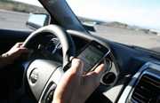 Pericolo sms alla guida: una follia? Italiani schiavi del telefonino