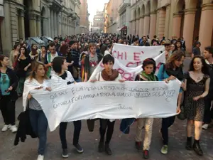 Bologna, la Mille Miglia viene bloccata per protesta [FOTOGALLERY]