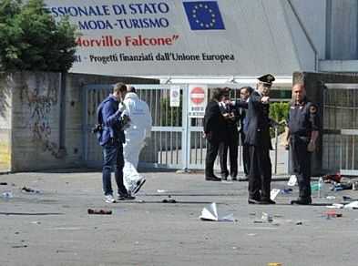 Cittadini in piazza dopo l'attentato di Brindisi. Le iniziative nelle città