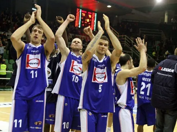 Grinta Bennet e batte Pesaro: 1 a 0 nella serie dei playoff scudetto di basket