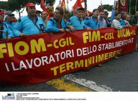 300 operai Fiat bloccano l'autostrada A19