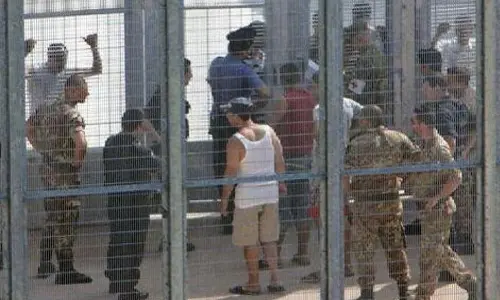 "Diaz" quotidiane. Viaggio nelle "carceri per sans papiers"