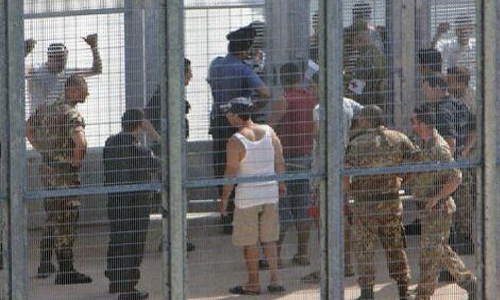 "Diaz" quotidiane. Viaggio nelle "carceri per sans papiers"