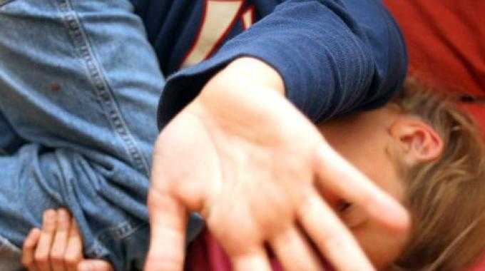 Bergamo, arrestato un 29enne: abusava dei nipoti minorenni e lo raccontava in chat