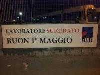 " Buon Primo Maggio lavoratore suicidato" striscione anche in Sardegna