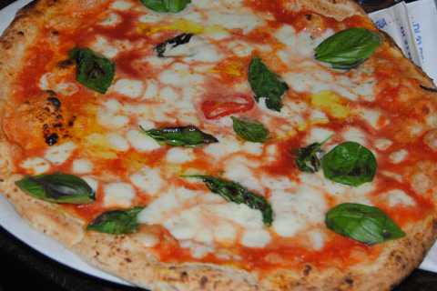 Napoli, la pizzeria Sorbillo rialza la testa