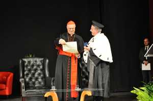 Laurea "Honoris Causa" al cardinale Bertone. Riconoscimento conferito dall'Ateneo Magna Graecia