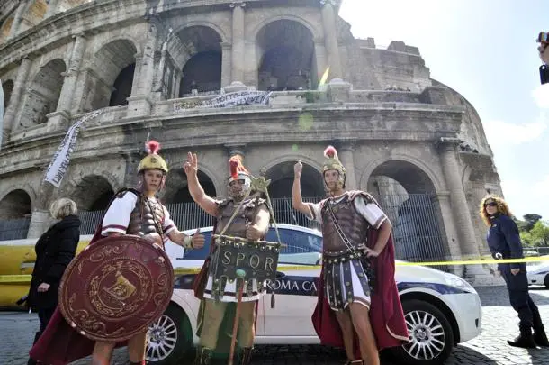 Rissa tra polizia e centurioni al Colosseo