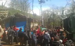 No Tav, manifestante si ammanetta al cantiere